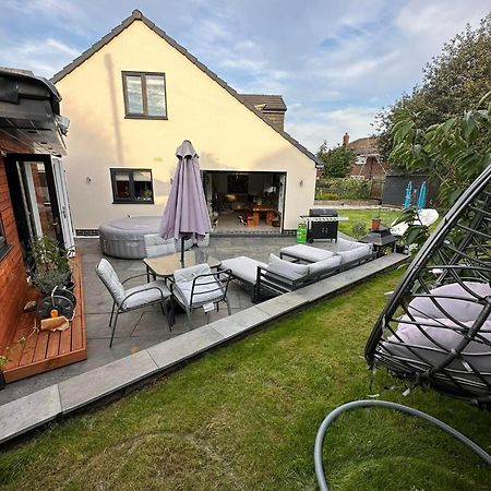 Modern Harrogate House Sleeps 10, Cinema Room & Hot Tub Exterior photo